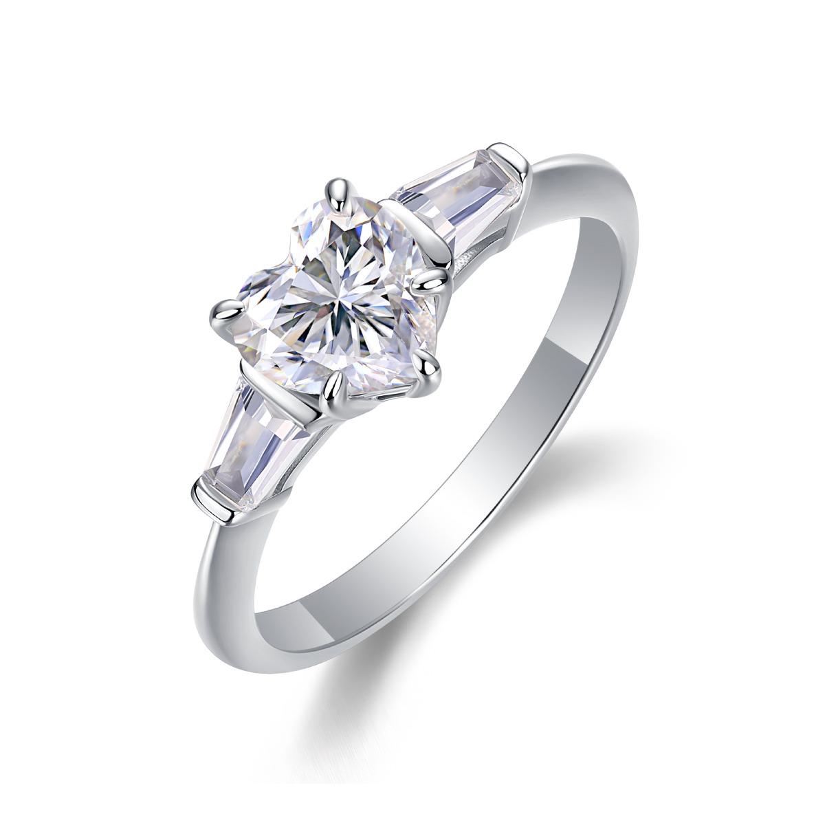 Anillo Corazón con Baguettes de Moissanita en Plata 925