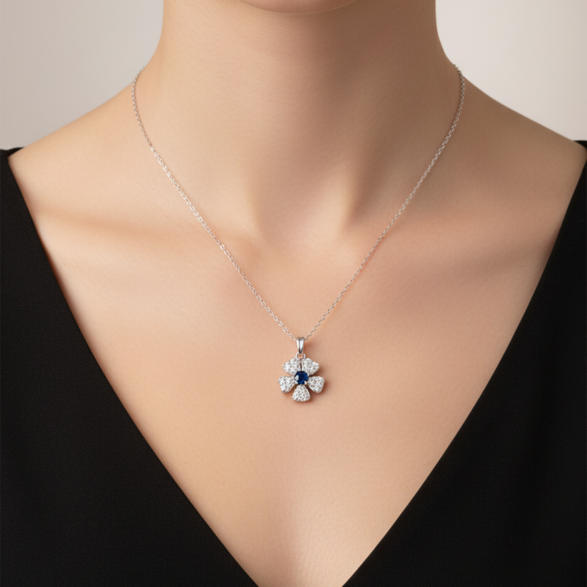 Collar Trébol con Zafiro Azul y Diamantes en Oro Blanco 18k
