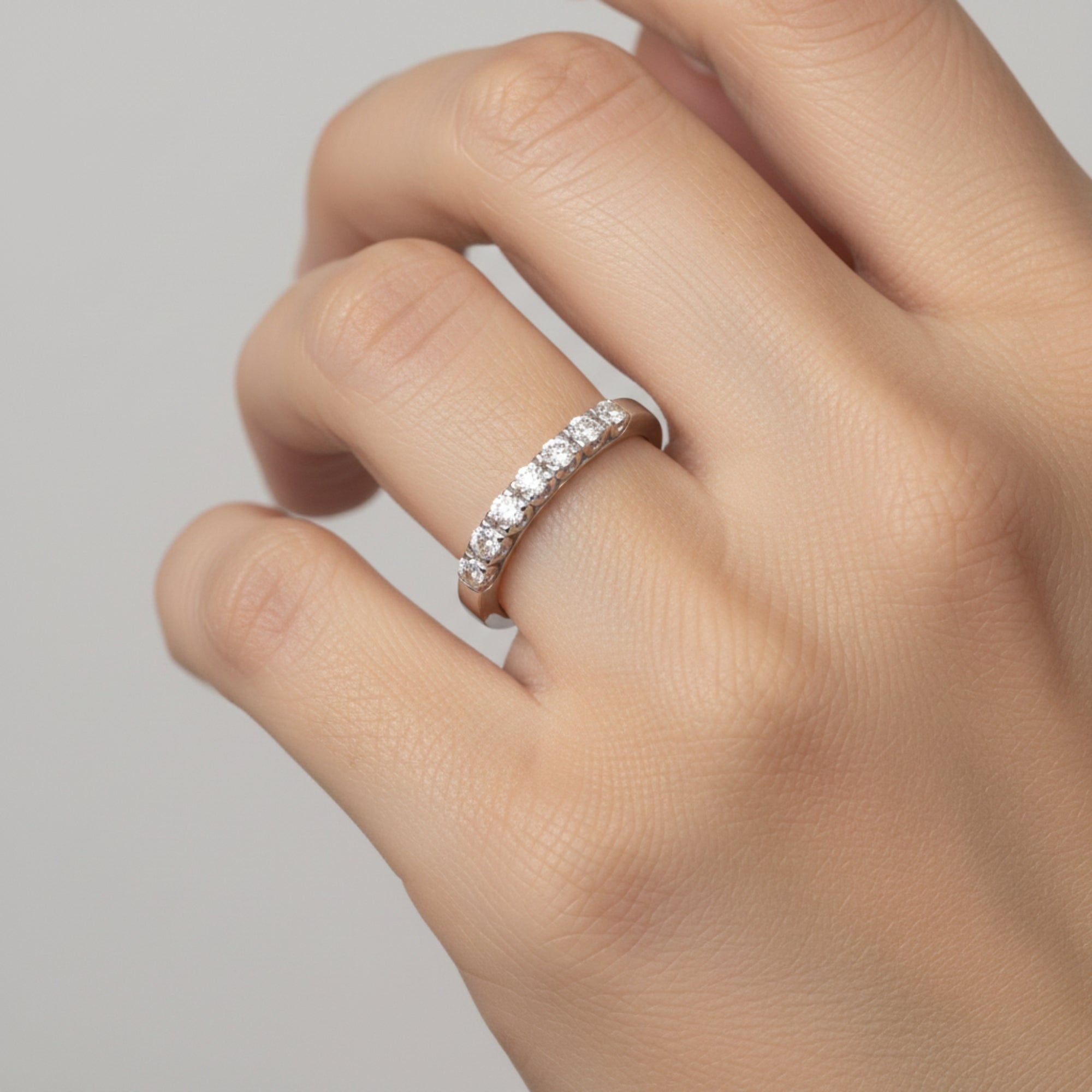 Anillo Riel Figuras 7 Diamantes Oro Blanco 18k